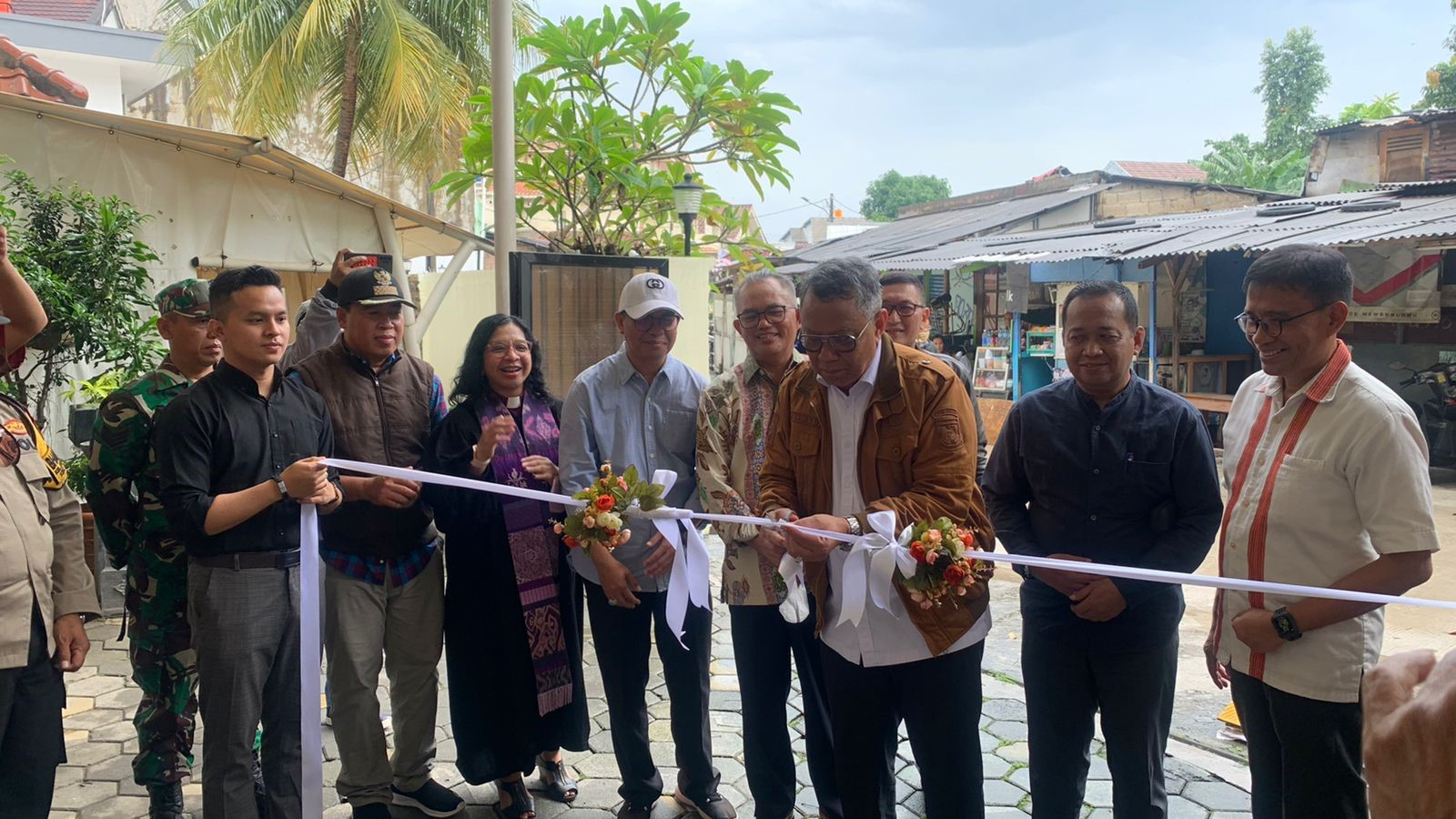 GKI Bintaro Utama Peduli Lingkungan Perbaiki Jalan Rusak Bersama Warga